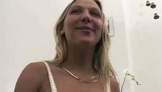 Blondine spreizt enge löcher vor schmutziger gesichtsbesamung