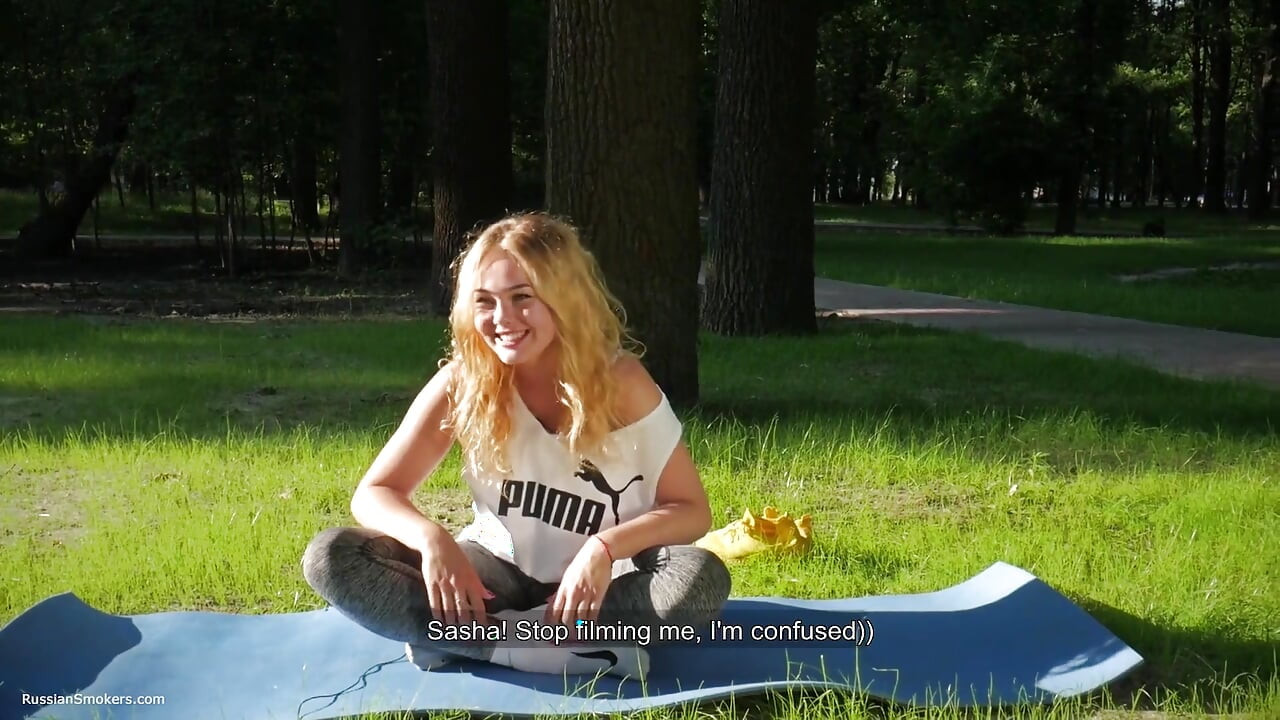 Sexy russa menina fumando cigarro relaxada ao ar livre