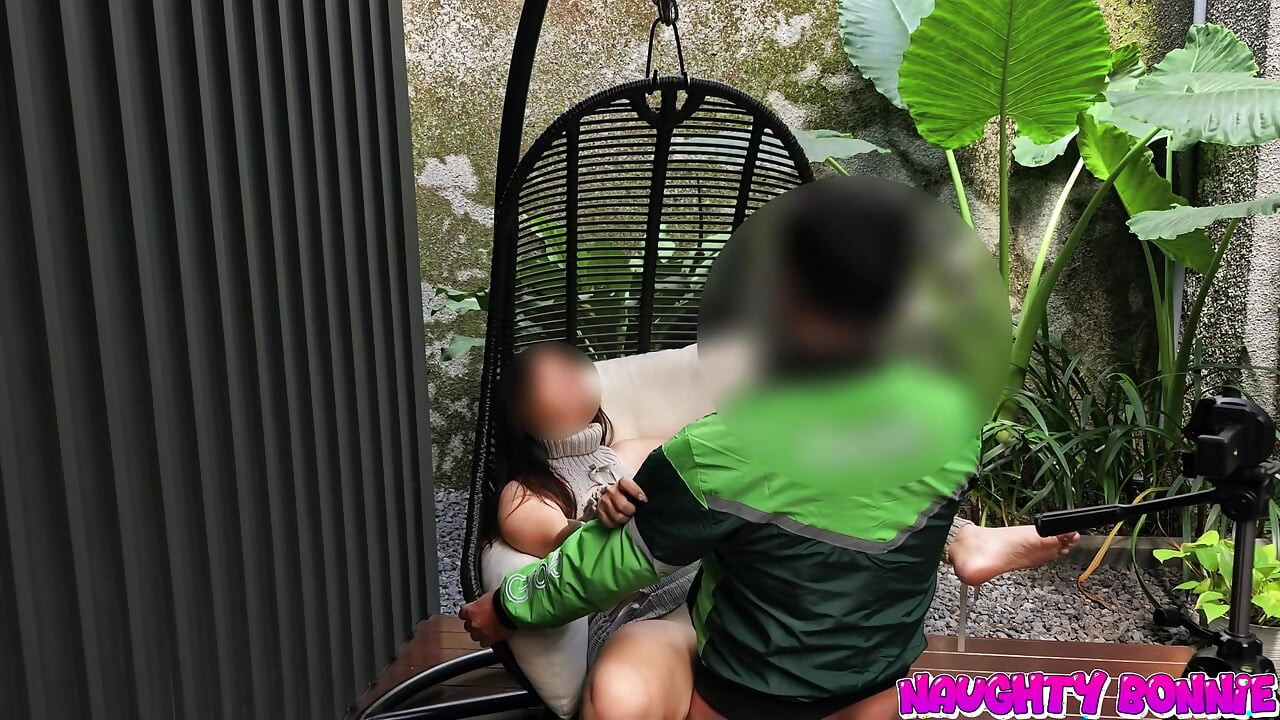 Bonnie lasă bărbatul care face livrări să-i ejaculeze înăuntru după distracție cu vibrator