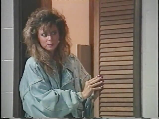 Awek seksi sukakannya semasa dia menghisap jus dari batang selepas kongkek