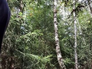 Німецький тато в лісі на відкритому повітрі