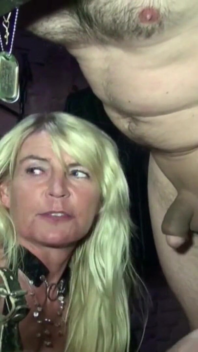 Nezaboravan trenutak iz filma "Dva nemačka milfa femdom boy i zavode ga da se jebe u lateksu"