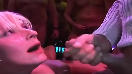 Reife blondine tropfnass in intensiver gruppenfingerorgie