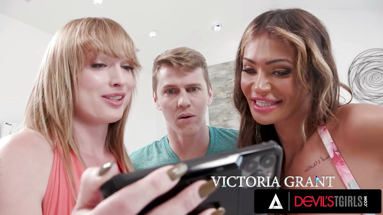 DEVILS TGIRLS - Victoria Grant zamienia wieczór z porno w hardcore'owy transowy trójkąt analny