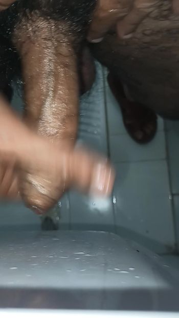 Hombre indio de mediana edad masajea su pene con aceite y gel