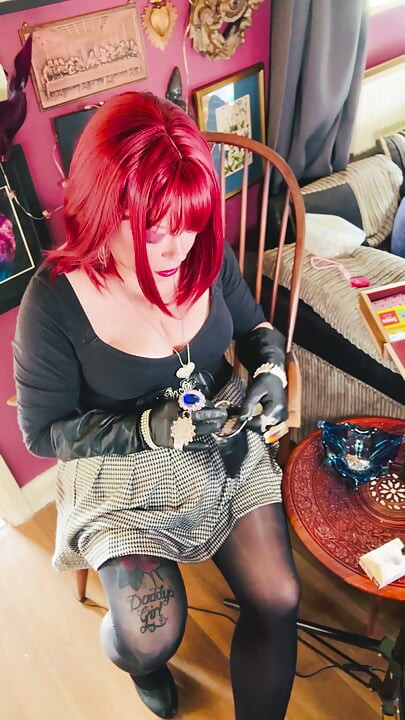 A Naughty secretary Tina Snua Dons Leathe Gloves, Jewellery & Chain Smokes 2 Cigarettes - Smoking Pantyhose