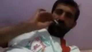Un baiseur turc fume et caresse sa bite monstrueuse