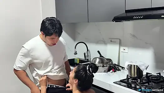 Ngentot penuh gairah di dapur sama istri semok latina dengan memek merah muda!