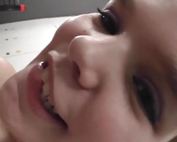 Milf tetona de Francia tiene semen en toda su cara