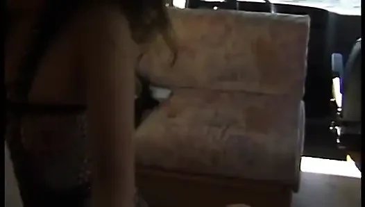 Si cantik rambut cokelat dengan lingerie jaring-jaring dientot dan dicrot di pantat