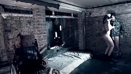 Militärinvalide fickte ein mädchen hart und kommt in ihre muschi