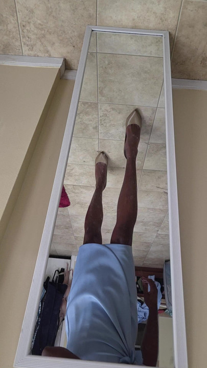Berjalan dengan gaun biru mudaku dan sepatu hak tinggi