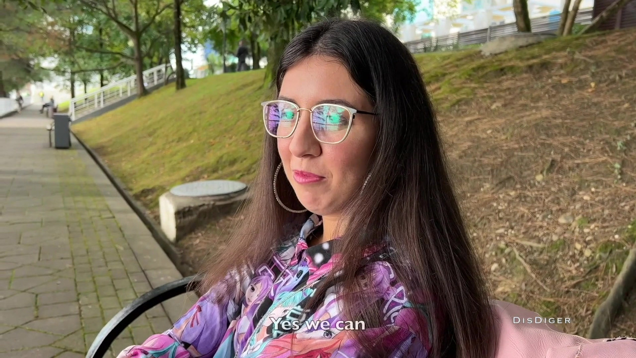 在街上捡到一个美眉，操了她，还戴上了她的眼镜