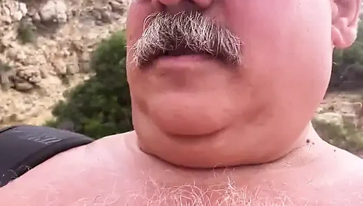 Büyük göbekli golfçü emekli yakışıklı yaşlı adam