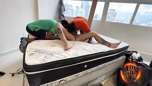 Kızgın sürtük emlakçı edepsiz bir yatakta sikişiyor