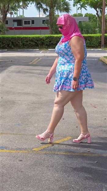 Біла дівчина з великою соковитою дупою в міні-сукні демонструє свою товсту пишну дупу крупним планом - ups public outdoor