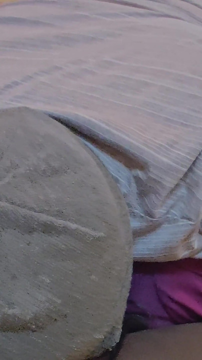 Gadis pembersih rumah dibuat untuk melakukan beberapa pekerjaan ekstra dengan bos