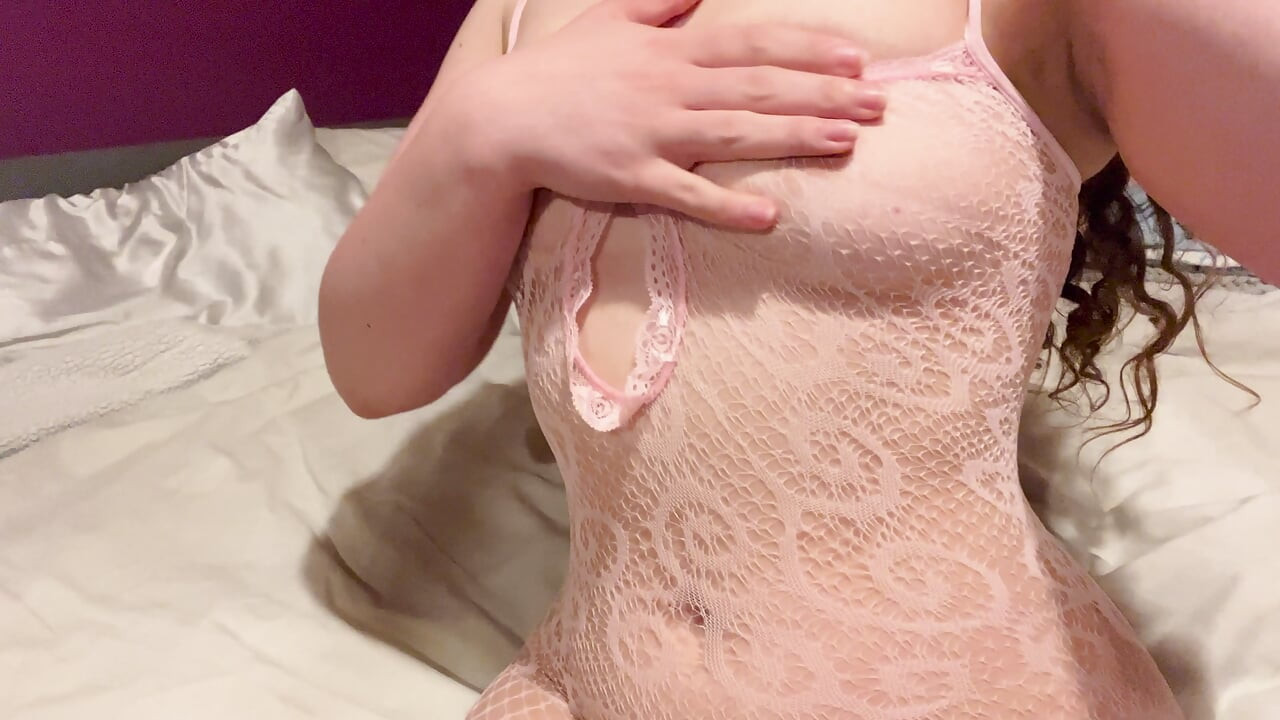 Bonita en rosa provocación en lencería completa