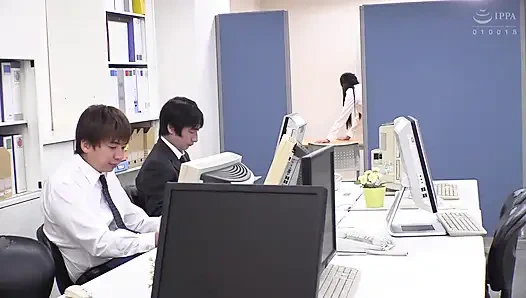 Bos wanita yang lebih muda menggodaku dengan bisikan manis di telingaku dari belakang. Bagian.3