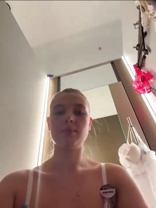 Jucielussie public Masturbating in the locker room