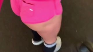 Heiße kleine Femboy, Gym-Schlampe, Sissy Cameltoe, pink short short