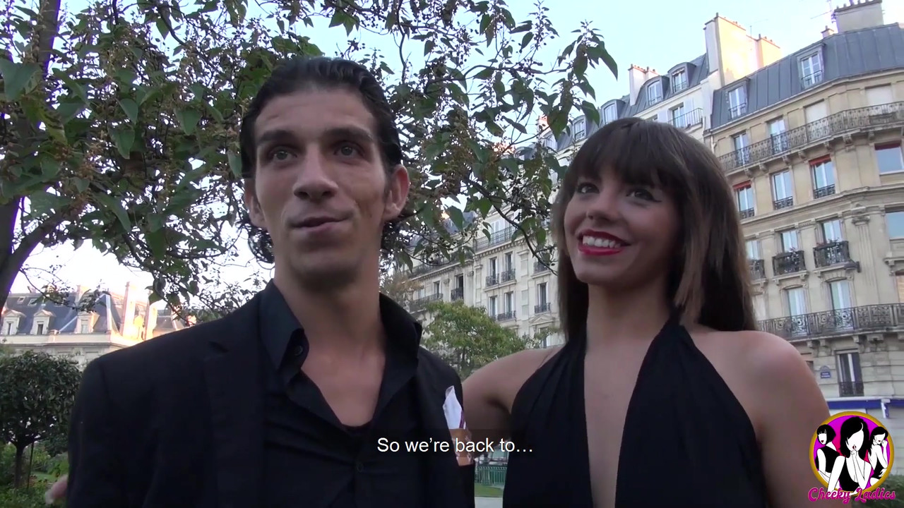 令人惊叹的黑发少女在森林里玩3P