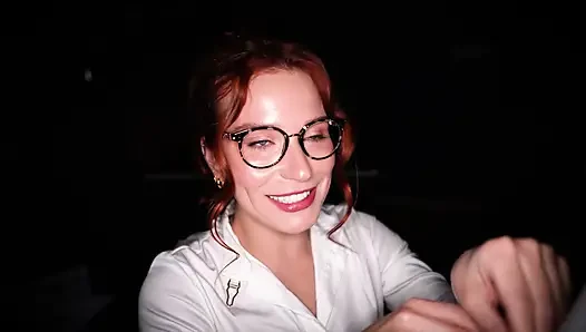 Terzi sürtükler büyük yarağı ölçüp sonra sert sikiliyor - kızıl saçlı ve sarışın üçlü grup seks