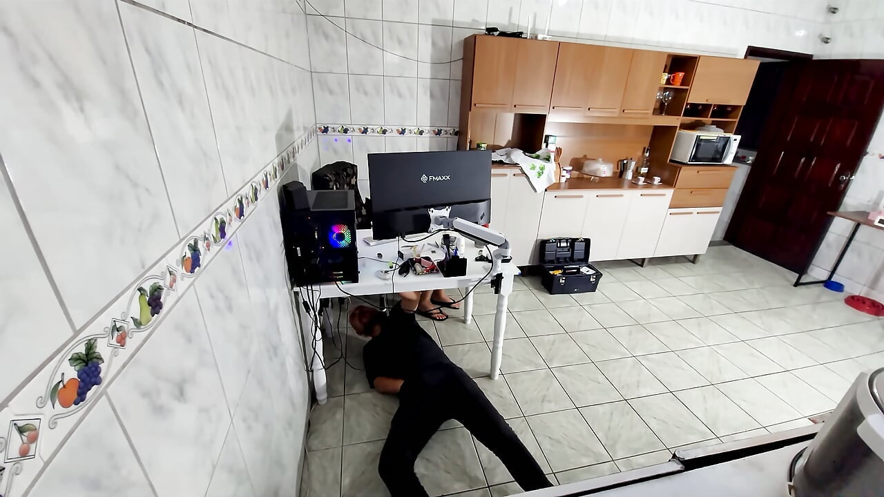 Geile vrouw begroet de monteur terwijl ze alleen een handdoek draagt en slikt de lading door.