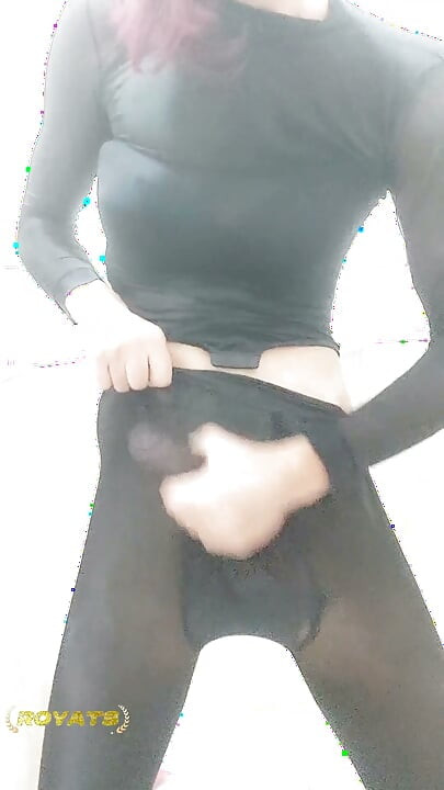 Chuveiro e Gozada em Meia-calça de Nylon Preta