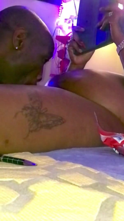 Spektakularan trenutak iz filma "Very hot BBC TS Tugs A Huge Load for her black tgang".