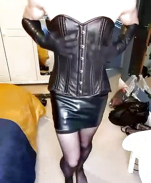 新皮胸衣和红色高跟鞋