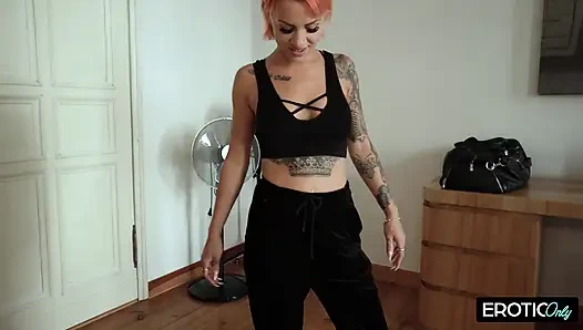 Teman lama bertemu untuk bercinta tanpa kendali