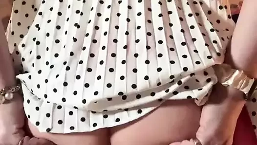 Dildo almak için ağız açıcı ile bol ağırlıklı bir elbise giymiş