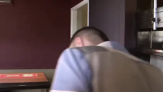 Orgazm sahnesi-1 at kuyruklu esmer gina jameson öğrenci elbisesiyle sikişiyor