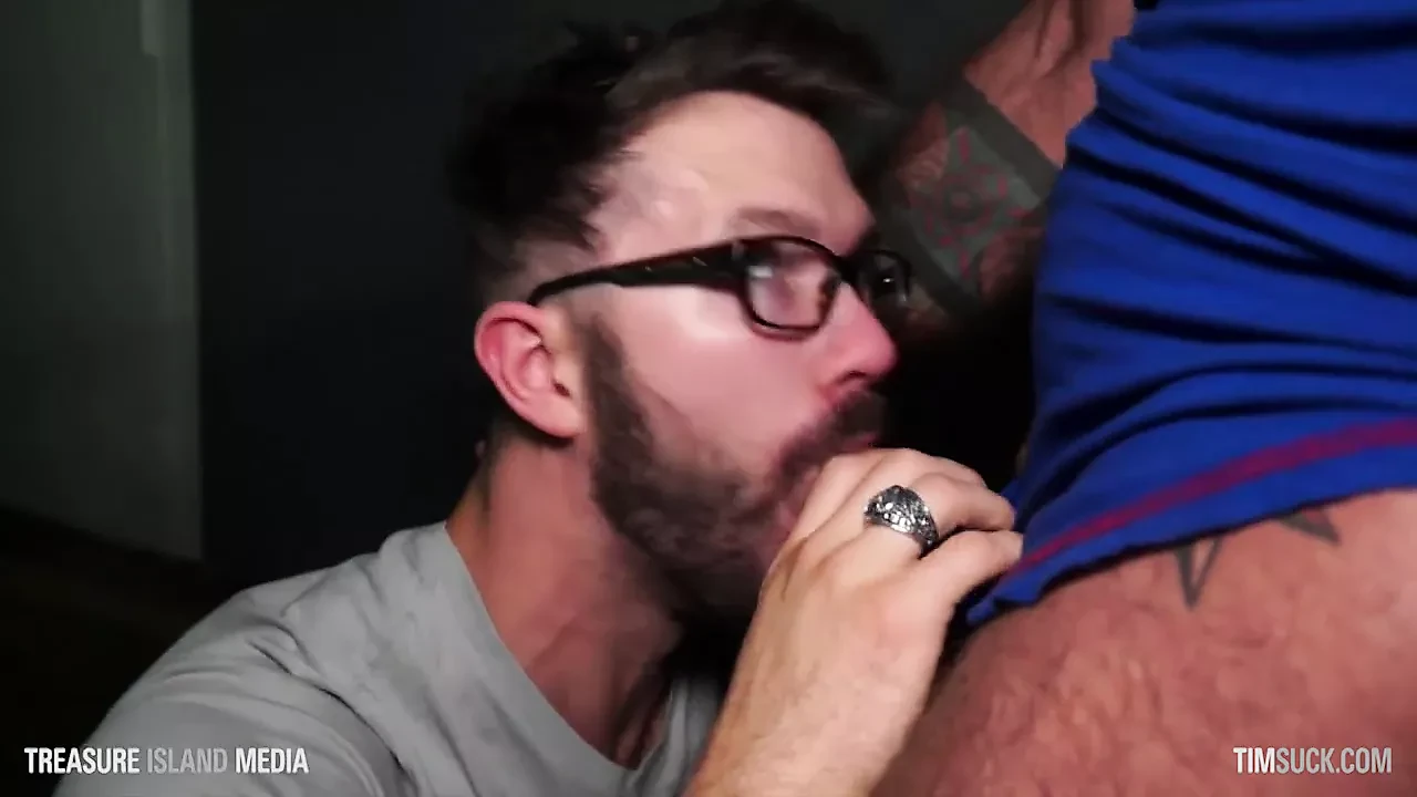 Fulladás mostohaapa farkán a garázsban