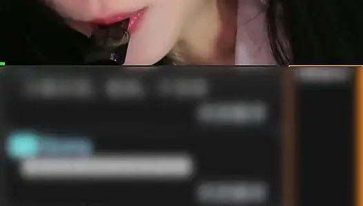 Öğretmenin video canlı yayını, şehvetli bir grup adamla paylaşıldı