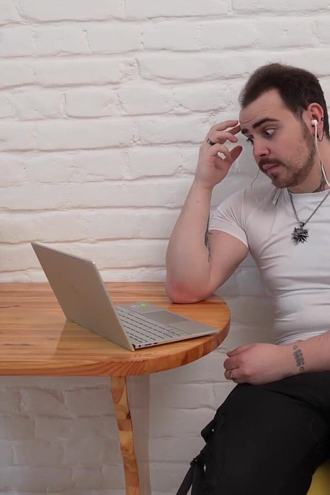 Nije mogla više da čeka! Jebem njenog muža tačno tokom njegovog radnog poziva!