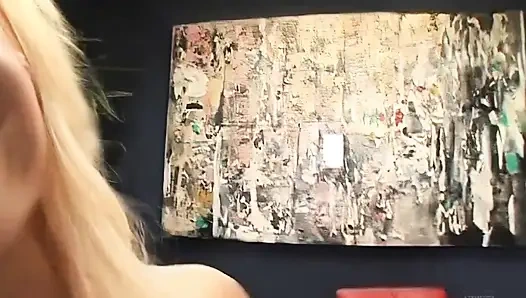 Schätzchen wird mit dildo in den arsch gefickt und reitet dann einen riesigen schwanz