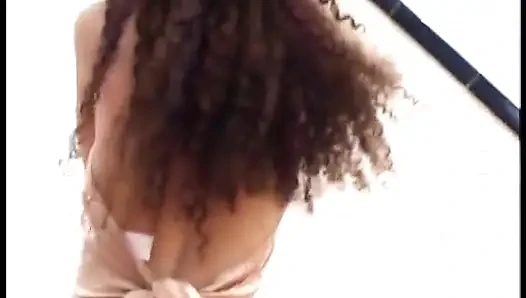 Sevimli sıska genç kız soyunuyor