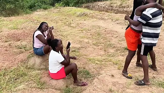 МОЛОДЫЕ 19-ЛЕТНИЕ НИГЕРИЙСКИЕ ДЕВУШКИ И ПАРЕНЬКИ ИДУТ ТРАХАТЬСЯ