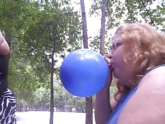 İri güzel kadın açık havada balon patlatıyor ve patlıyor