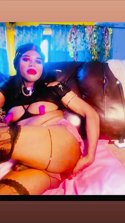 IIPink Slutty Princess Partie 1 II Chevauche un énorme gode II Lèche le gode sale II Gorge profonde II Dirty talk intense II Solo hard