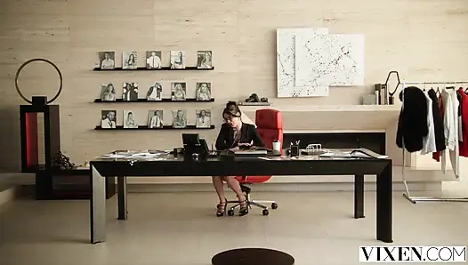 VIXEN член - сумасшедший босс, леди Меган Ошибки не может держать свои руки от огромного хуя модели