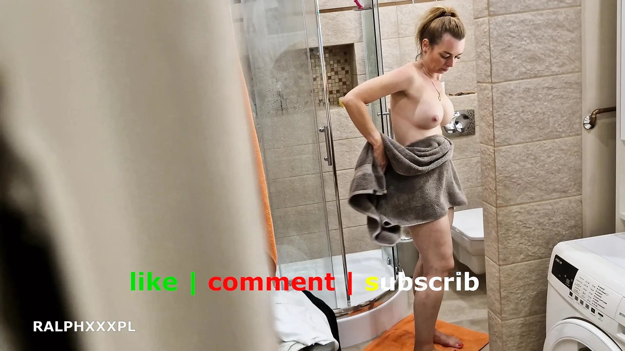 我在洗澡时观看我的继母自慰