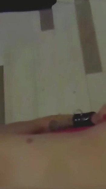 Klíčový okamžik od "Submisivní mladá studentka je ošukaná šukacím strojem a pak stříká po celé podlaze. v a)