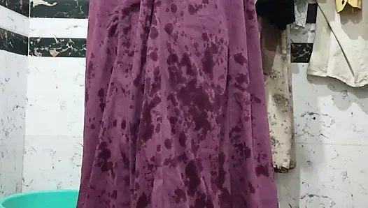 Priya si kakak ipar india dengan pantat bahenol lagi asik mandi