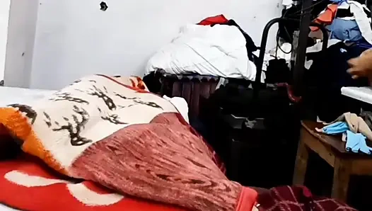 Она пошла к портному господину, чтобы затянуть ее блузку. Портной господин ослабил киску, введя его пенис