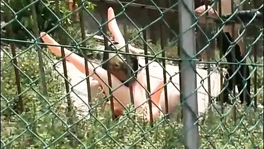Inglese, versaute behaarte MILF auf der suche nach großen schwänze, um im park gefickt zu werden