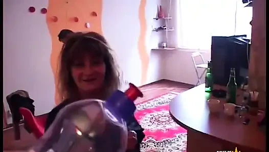 İri göğüslü nine azgın genç adam tarafından amını sert bir şekilde siktiriyor