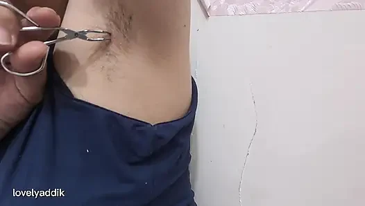 Koltuk altımdaki saçımı çıkartıyor